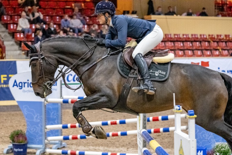 Nicole nollade med tre hästar i 6-åringarnas första runda
