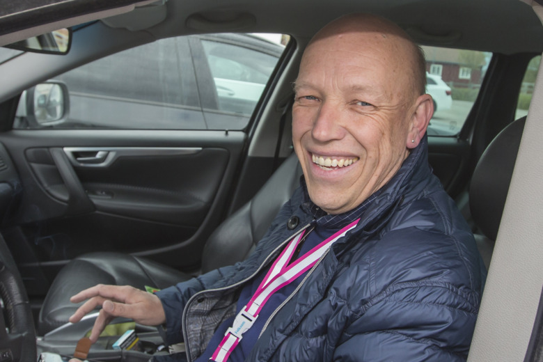 ”En barfotahäst hoppar barfota i fibersand”