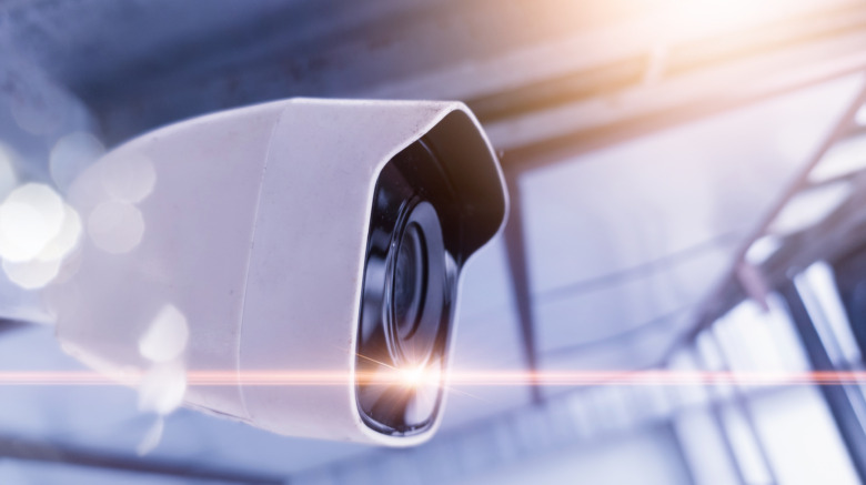 Kameror installeras i Helgstrands ridhus