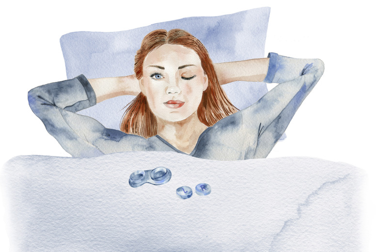 Sover med linser för att slippa glasögon