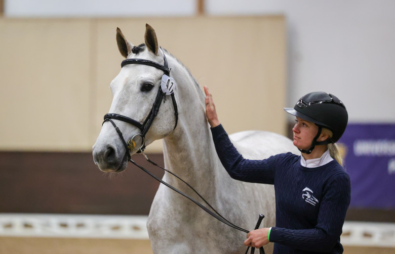 Hopphingstar vid hand kommer på ett pärlband