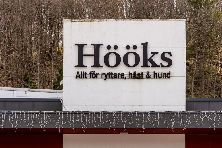 Stor ridsportskedja varslar personal