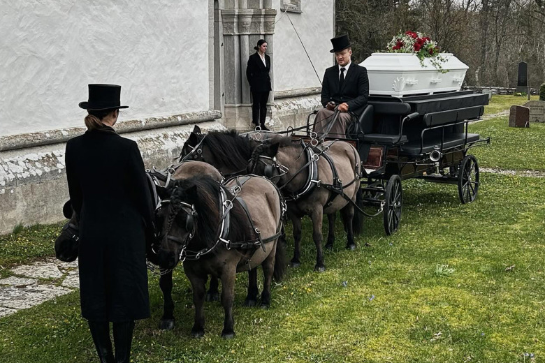 Se klippet – Sista färden till häst: ”Ett hedersuppdrag”