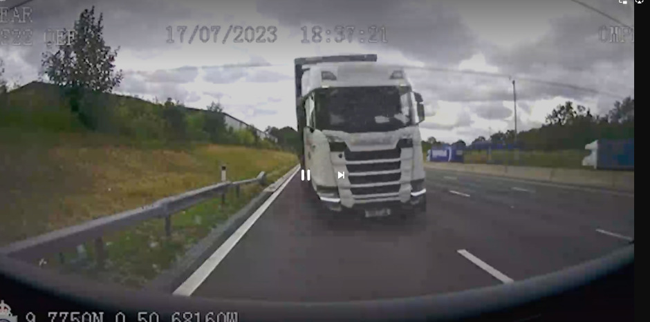 Trots varningar: Lastbilen rammar hästtransporten