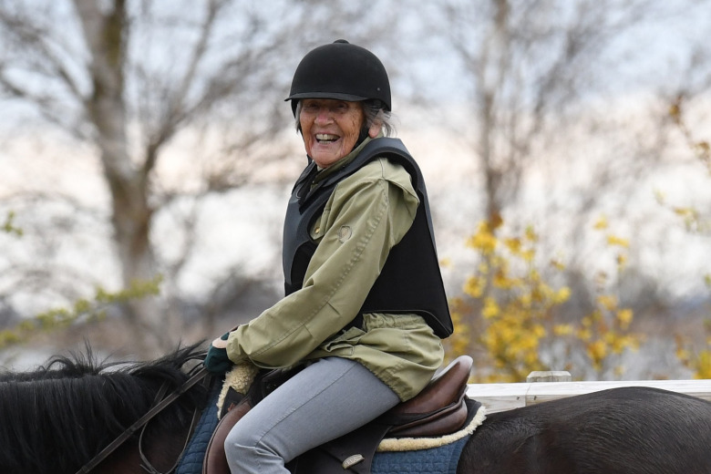 Hon är Sveriges äldsta aktiva ryttare: ”Bara att kasta sig ut”
