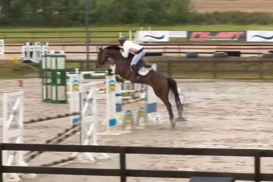 Kolla klippet: Från OS till regional tävling i ösregn