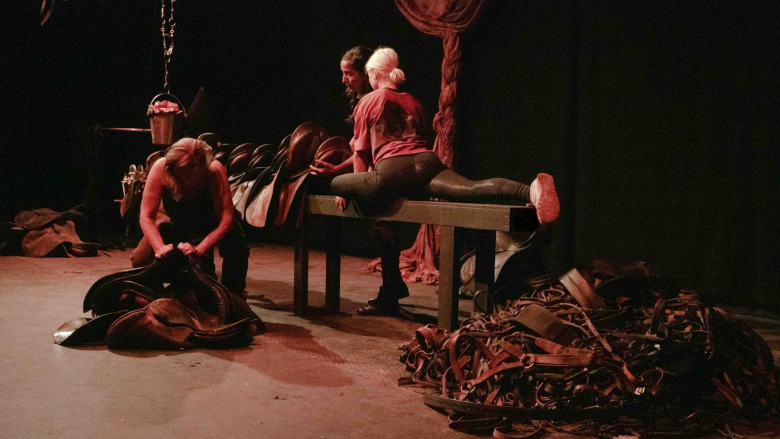 Gjorde konst av stallskräp: ”Att växa upp med hästar har format mig på så många sätt”