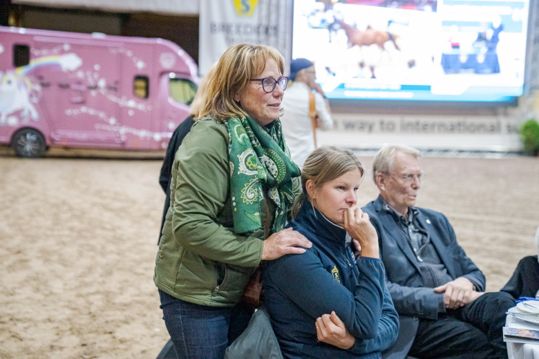 Ny löshoppningsrutin på unghästtest: ”Utan räcke inget hoppdiplom”