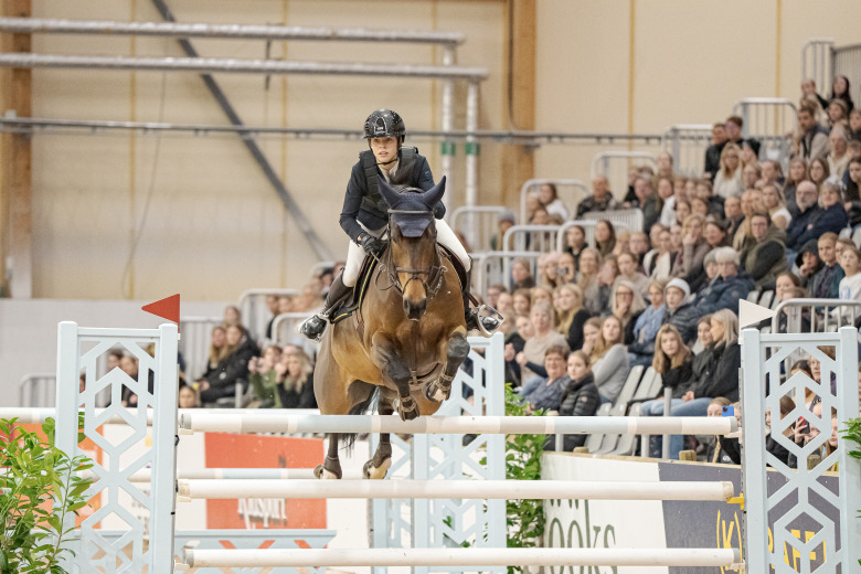 Valentina Jarl snabbast av alla med lånade hästen