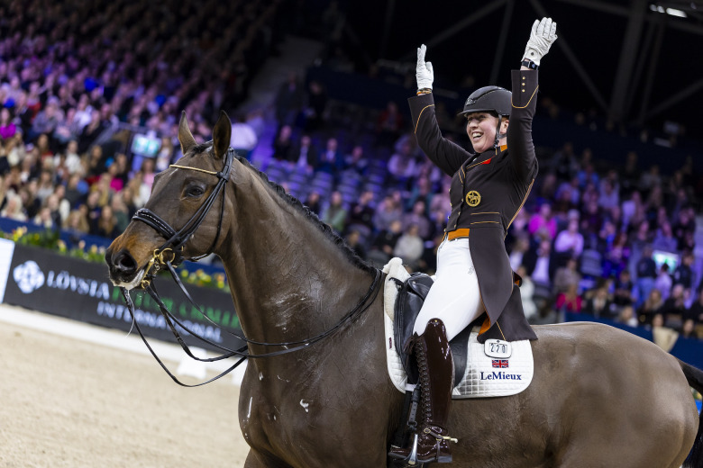 Smackningar tillåts i brittisk dressyr