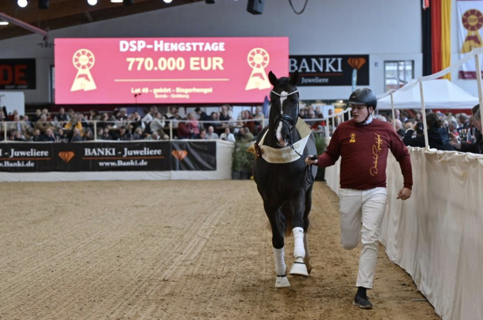 Kolla klippet: Bonds in Gold dyrast i München-Riems