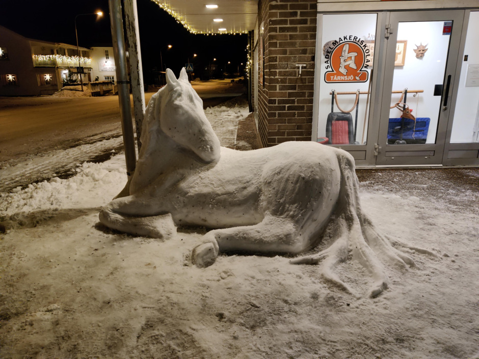 De byggde en snöhäst i naturlig storlek: ”Ett riktigt konstverk”