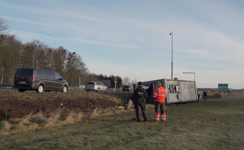 Landslagsryttarens lastbil välte på motorvägen