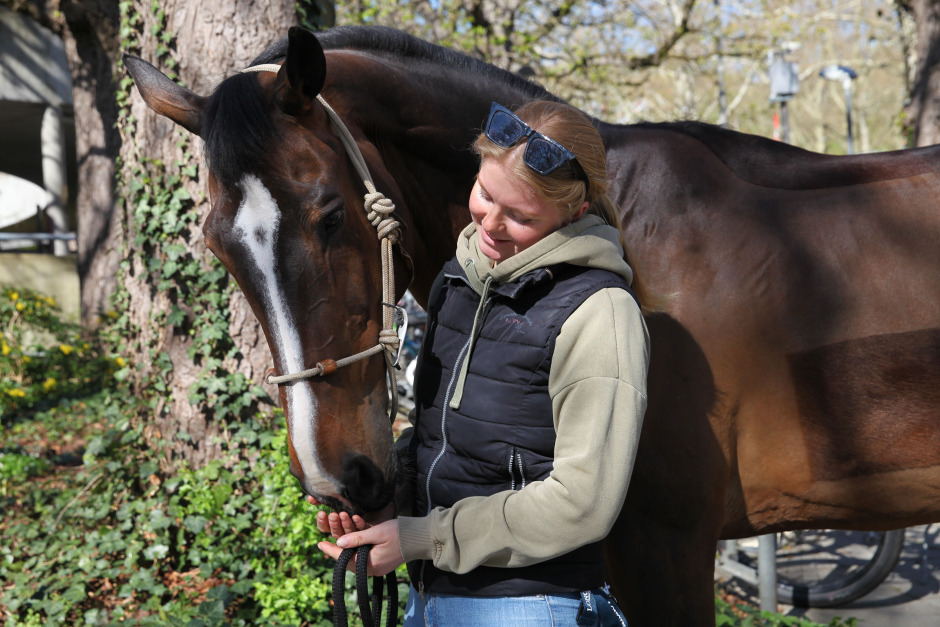Engla Ring om jobbet hos franske världsryttaren: ”Mitt drömjobb”
