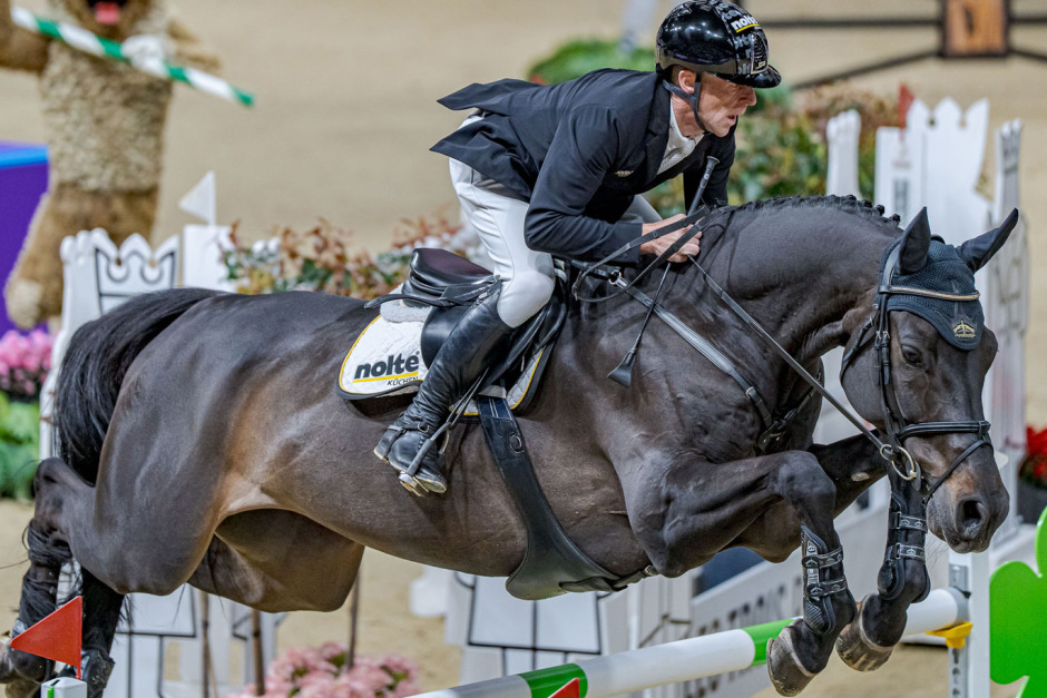 Ridsport Play: Iskall Ehning vinner GP – jagad av hund