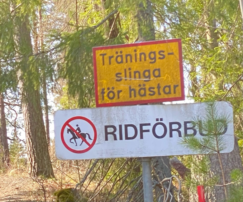 Förvirrande budskap på skyltar