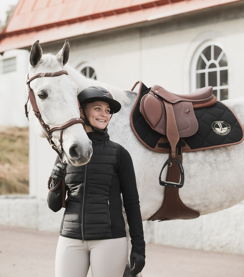 En sadel som lyfter er tillsammans