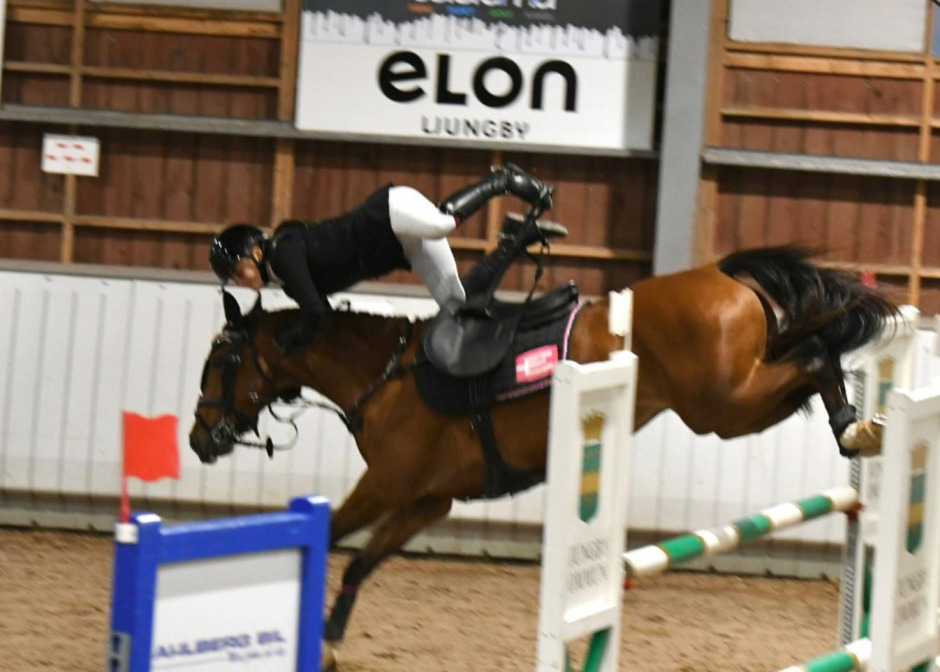 Nelly Perrins sanslösa upphämtning – kvalade till SM med flygtur och utan stigbyglar