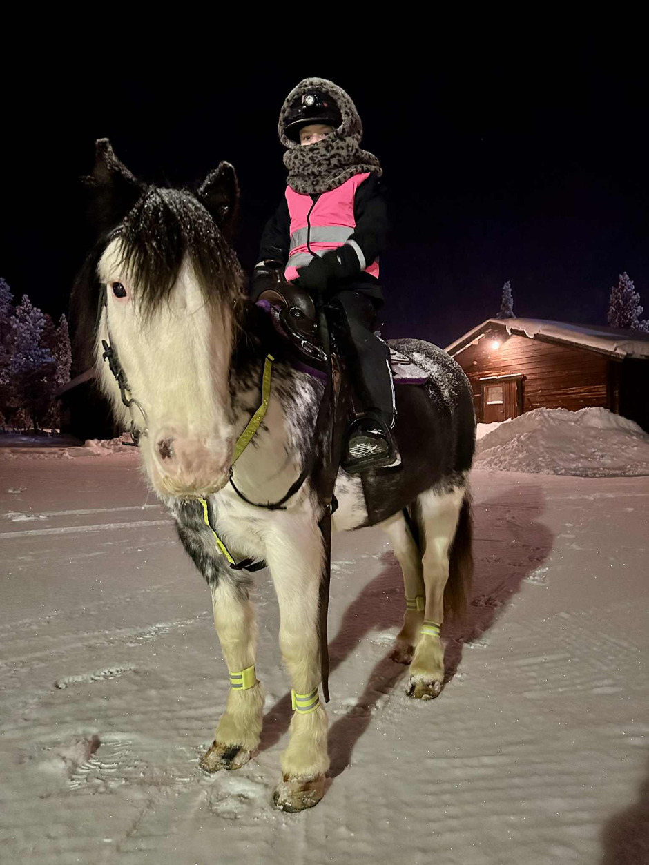 De rider lektion i 25 minusgrader: ”Frisk luft är hälsosamt”