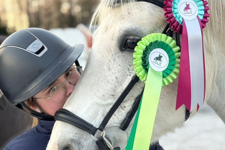 Hon tävlar i fem olika ridsportgrenar