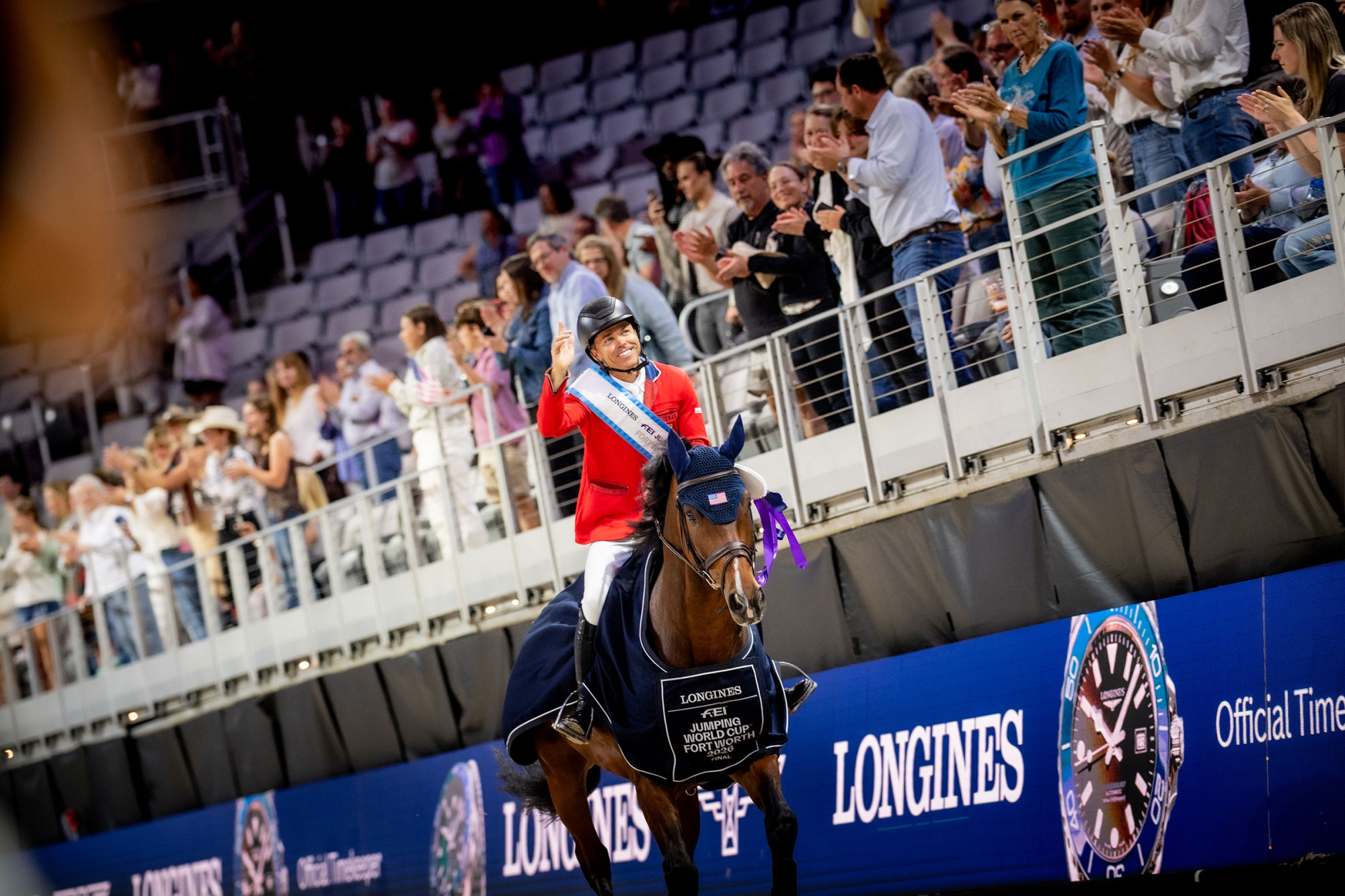 Kent Farrington, som i prisutdelningen i världscupfinalens andra runda fick låna Skylar Wiremans SWB-häst Tornado.
