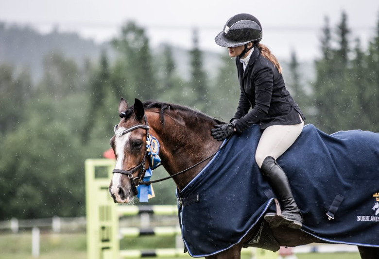 Hennes ponny dog på tävlingsbanan: ”Mitt hjärta krossades”