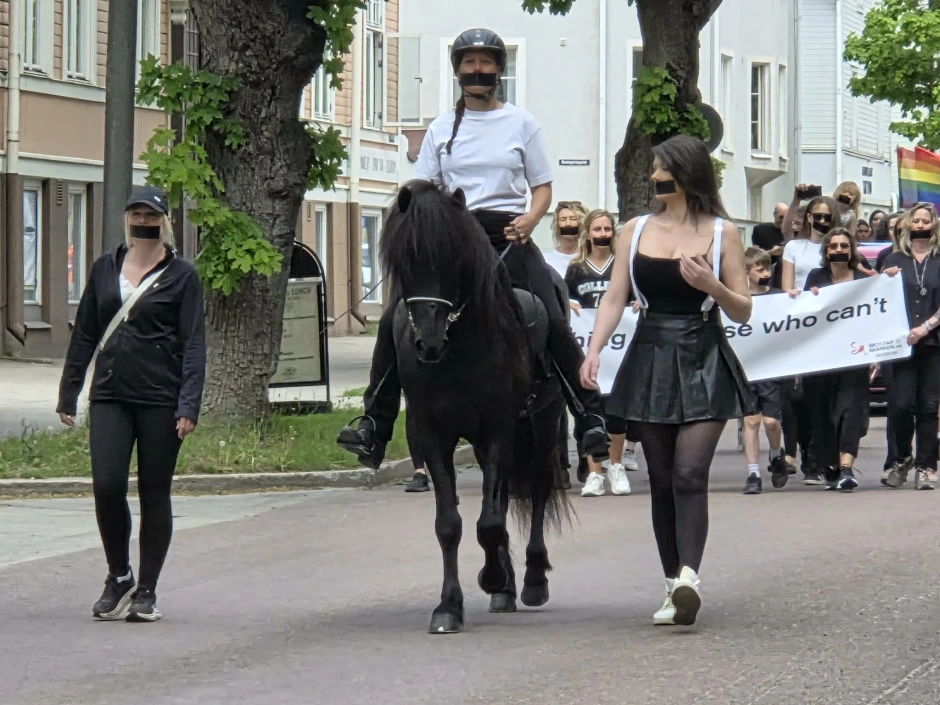 Red längst fram i Pridetåget – trots hat och hot