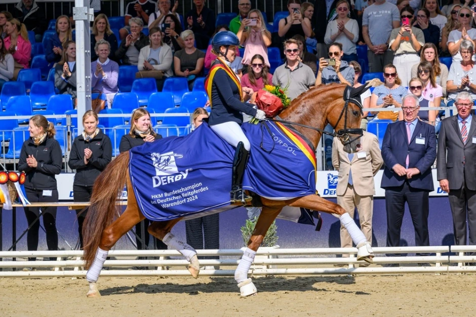 Breeders Trophy – hon testrider de fyraåriga hästarna