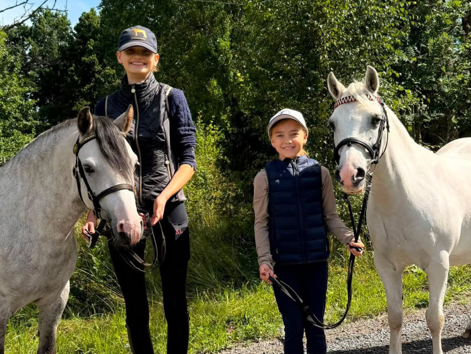 Olivia och Lilja ställer ut ponnyer på SPAFs jubileumsevent – och bloggar för Ridsport