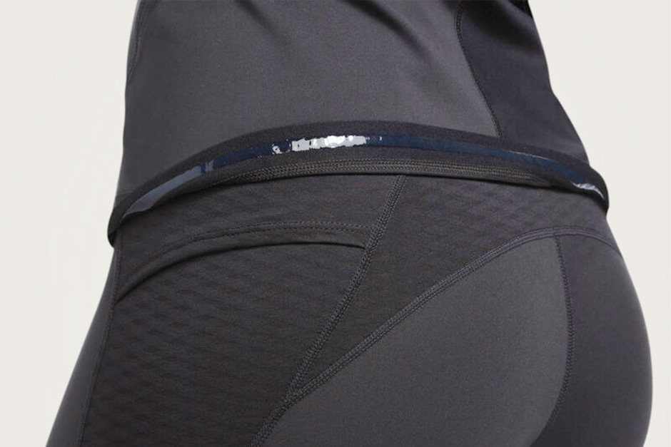 Test: Ariat-tröjan sitter som berget – och håller magen täckt i sadeln