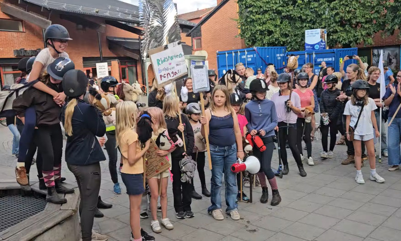 Hästfolket på Ekerö protesterade på torget