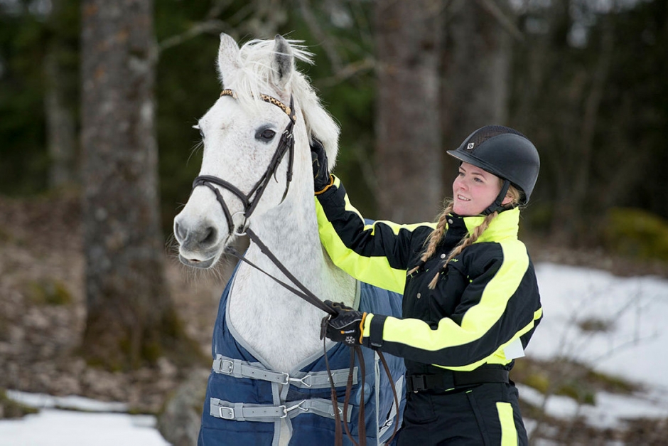 Ridoverallen skyddar dig mot kyla och vind