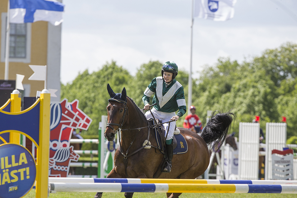 Anna Pilroth hade fullt fokus, men r&auml;ckte inte riktigt till i sin hoppmatch mot Caroline Bore. Foto: Roland Thunholm