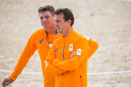 Förväntningarna på det holländska laget var stora, men det blev inga medaljer för EM- och VM-vinnaren Jeroen Dubbeldam och hans lagkamrater, här Mikael van der Vleuten. Jeroen var dock två hundradelar från att vara med i omhoppningen om guldet.
