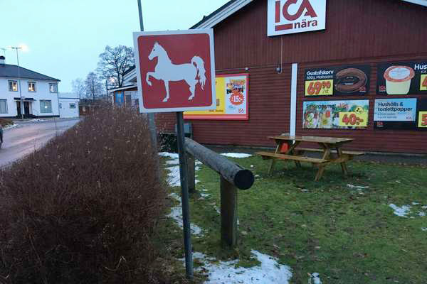 Vid matbutiken i Grangärde har hästarna egen parkering