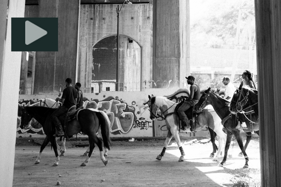 Killarna valde hästar framför gänglivet – historien berättas i reklamfilm
