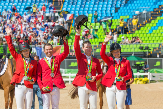 USA gjorde en riktigt stark insats i laget med bara tre ryttare till start i andra omg&aring;ngen d&aring; Beezie Maddens Cortes C inte var fr&auml;sch. Silver till Lucy Davis, Kent Farrington, McLain Ward och Beezie. D&auml;remot blev det inga individuella medaljer till USA, trots f&ouml;rhandstipsen. Kent Farrington var n&auml;rmast  d&aring; han fick rida omhoppningen, men 8 fel r&auml;ckte bara till en femteplats.