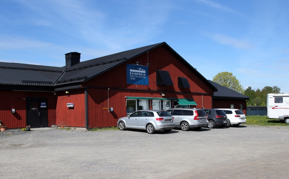 Hästkliniken på Täby Galopp blir kvar ett tag till