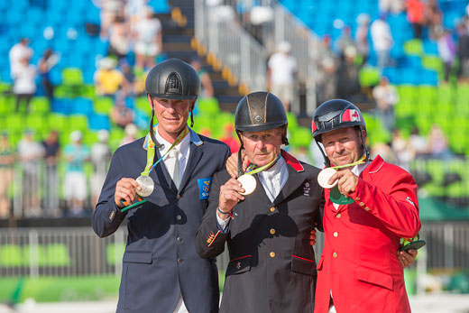 OS-medaljörerna från Rio, Peder Fredricson och Eric Lamaze på var sin sida om guldmedaljören Nick Skelton. Nick som var påtagligt rörd efter sin seger.