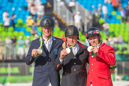 OS-medalj&ouml;rerna fr&aring;n Rio, Peder Fredricson och Eric Lamaze p&aring; var sin sida om guldmedalj&ouml;ren Nick Skelton. Nick som var p&aring;tagligt r&ouml;rd efter sin seger.