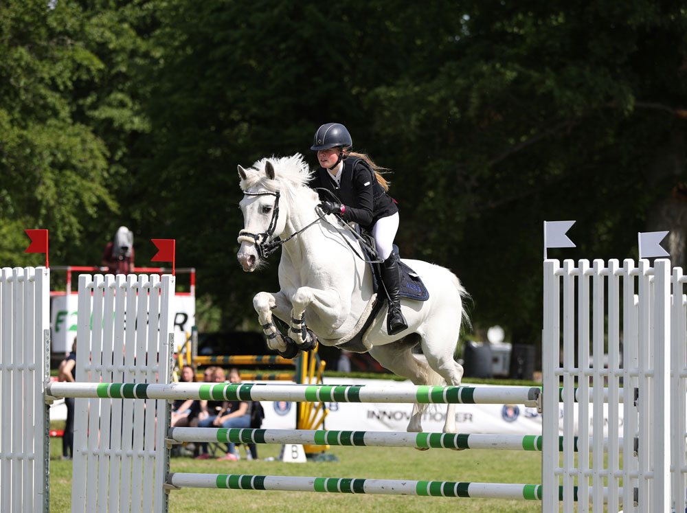 13-åriga Moa Behrens gjorde sin andra Medelsvår A-start med Springhill Boomerang, och red in på en fin andraplats. Foto: Bo Bennergård