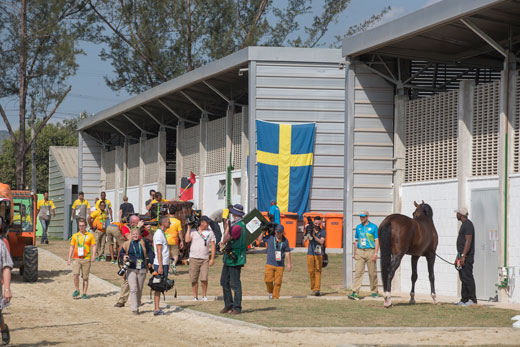 Ingen kan missa var de svenska hästarna håller till någonstans i OS-stallarna.